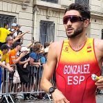 Alberto González corre con gafas de sol y el mono rojo de España ante el público que llena las vallas de una calle de París