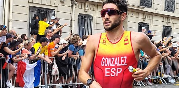 Alberto González corre con gafas de sol y el mono rojo de España ante el público que llena las vallas de una calle de París