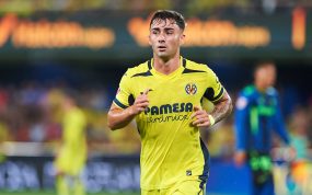 Alberto Moleiro durante el partido entre el Villarreal y el Betis de LaLiga 2026/27 disputado en Estadio de la Cerámica.
