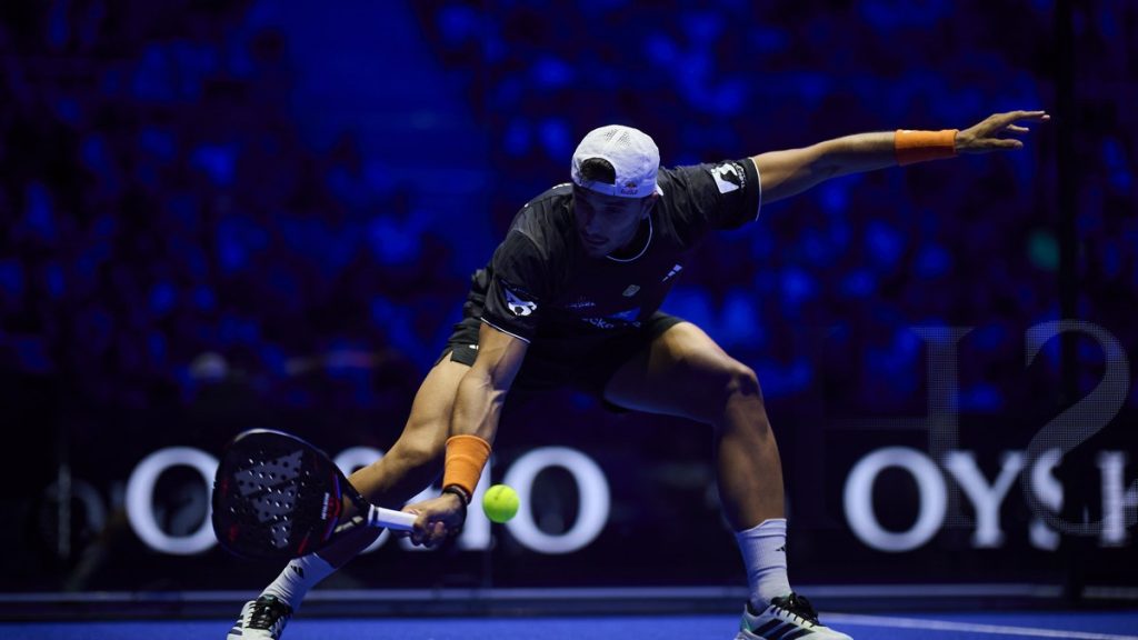 Alejandro Galán golpea una bola durante los cuartos de final del P1 de Madrid de Premier Padel