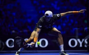 Alejandro Galán golpea una bola durante los cuartos de final del P1 de Madrid de Premier Padel