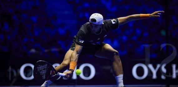 Alejandro Galán golpea una bola durante los cuartos de final del P1 de Madrid de Premier Padel