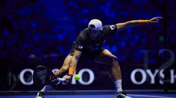 Alejandro Galán golpea una bola durante los cuartos de final del P1 de Madrid de Premier Padel