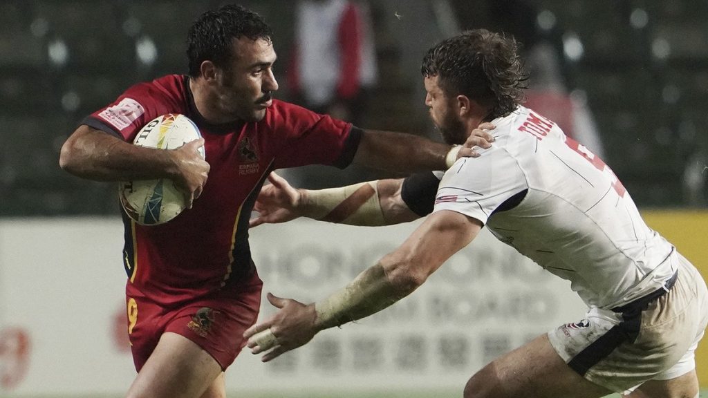 Alejandro Laforga se escapa de un placaje durante un partido de la selección española de rugby