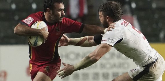 Alejandro Laforga se escapa de un placaje durante un partido de la selección española de rugby