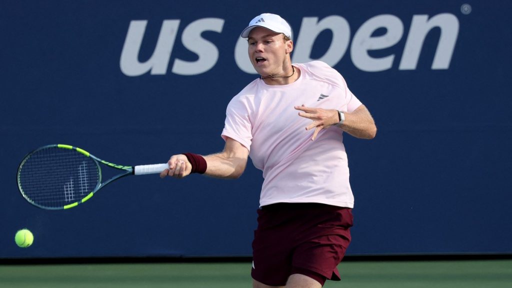 Alex Michelsen golpea una derecha durante su partido del US Open en Flushing Meadows