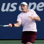 Alex Michelsen golpea una derecha durante su partido del US Open en Flushing Meadows