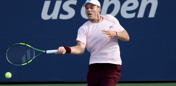Alex Michelsen golpea una derecha durante su partido del US Open en Flushing Meadows