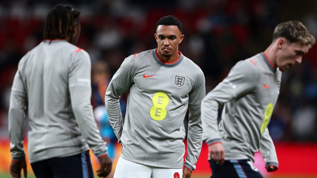 Trent Alexander-Arnold calienta sobre el césped de Wembley durante el descanso del partido entre Inglaterra y España, correspondiente a la Nations League 2026/27.
