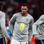 Trent Alexander-Arnold calienta sobre el césped de Wembley durante el descanso del partido entre Inglaterra y España, correspondiente a la Nations League 2026/27.