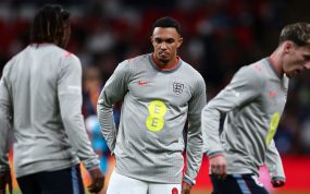 Trent Alexander-Arnold calienta sobre el césped de Wembley durante el descanso del partido entre Inglaterra y España, correspondiente a la Nations League 2026/27.