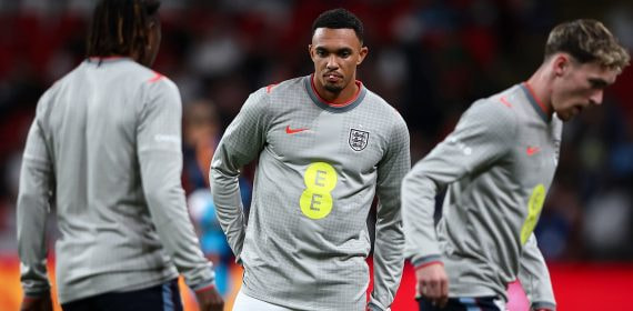 Trent Alexander-Arnold calienta sobre el césped de Wembley durante el descanso del partido entre Inglaterra y España, correspondiente a la Nations League 2026/27.