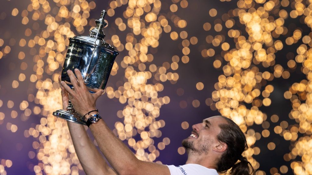 Alexander Zverev sonríe y levanta el trofeo plateado sobre la cabeza entre una lluvia de chispas doradas