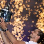 Alexander Zverev sonríe y levanta el trofeo plateado sobre la cabeza entre una lluvia de chispas doradas
