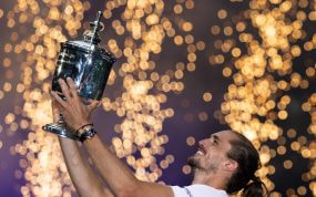 Alexander Zverev sonríe y levanta el trofeo plateado sobre la cabeza entre una lluvia de chispas doradas
