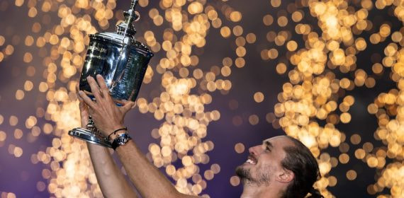 Alexander Zverev sonríe y levanta el trofeo plateado sobre la cabeza entre una lluvia de chispas doradas