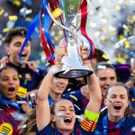 Alexia Putellas levanta el trofeo de la Women's Champions League rodeada de sus compañeras del Barcelona entre confeti