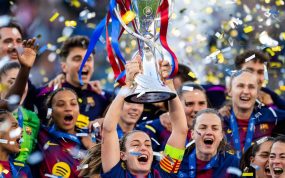 Alexia Putellas levanta el trofeo de la Women's Champions League rodeada de sus compañeras del Barcelona entre confeti