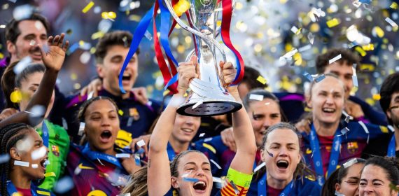 Alexia Putellas levanta el trofeo de la Women's Champions League rodeada de sus compañeras del Barcelona entre confeti