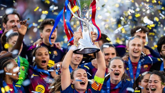 Alexia Putellas levanta el trofeo de la Women's Champions League rodeada de sus compañeras del Barcelona entre confeti