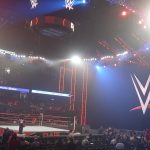 El ring de WWE montado en el Allstate Arena de Rosemont, con el logo de la compañía y el público llegando a las gradas