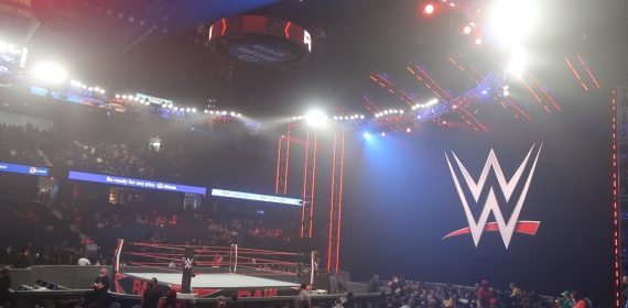 El ring de WWE montado en el Allstate Arena de Rosemont, con el logo de la compañía y el público llegando a las gradas