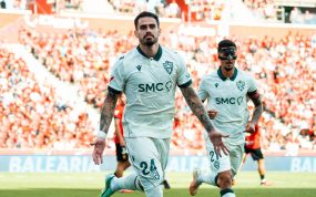 Miguel de la Fuente celebra el solitario gol de la victoria del Almería en Mallorca en LaLiga HyperMotion 2026/27.