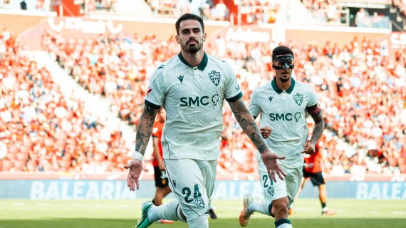 Miguel de la Fuente celebra el solitario gol de la victoria del Almería en Mallorca en LaLiga HyperMotion 2026/27.