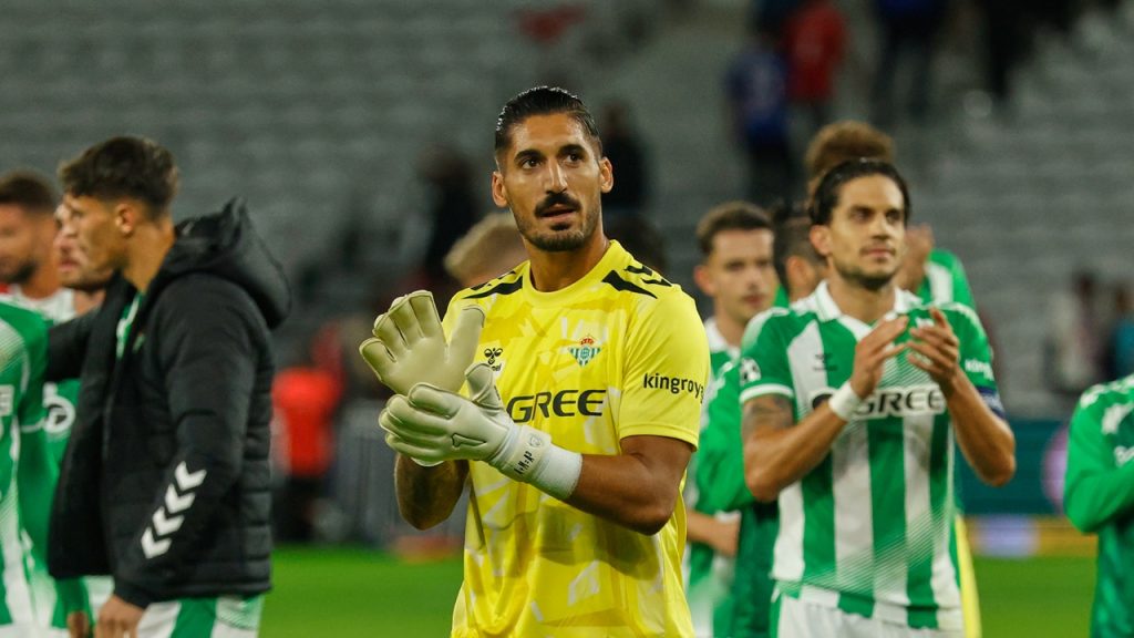Álvaro Valles aplaude a los seguidores béticos presentes en el estadio del Lille en el primer partido de los verdiblancos en la Champions League 2026/27.