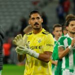 Álvaro Valles aplaude a los seguidores béticos presentes en el estadio del Lille en el primer partido de los verdiblancos en la Champions League 2026/27.