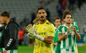 Álvaro Valles aplaude a los seguidores béticos presentes en el estadio del Lille en el primer partido de los verdiblancos en la Champions League 2026/27.