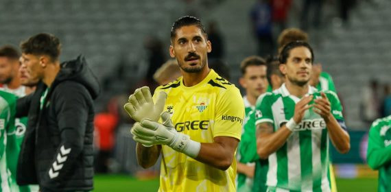 Álvaro Valles aplaude a los seguidores béticos presentes en el estadio del Lille en el primer partido de los verdiblancos en la Champions League 2026/27.