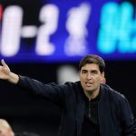 Andoni Iraola da indicaciones en la banda durante el Ipswich Town - Liverpool de Premier League.
