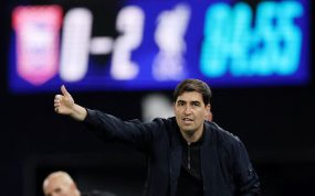 Andoni Iraola da indicaciones en la banda durante el Ipswich Town - Liverpool de Premier League.