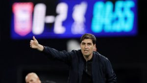 Iraola tiene un dilema: su Liverpool es muy de izquierdas