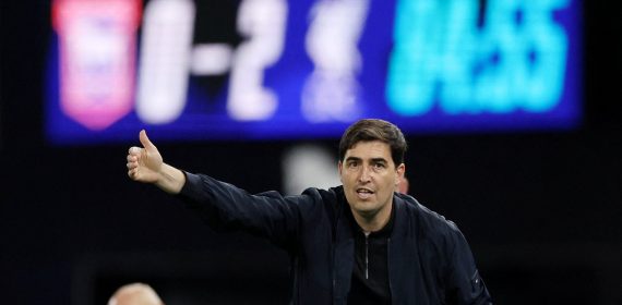 Andoni Iraola da indicaciones en la banda durante el Ipswich Town - Liverpool de Premier League.