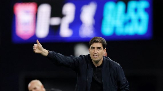 Andoni Iraola da indicaciones en la banda durante el Ipswich Town - Liverpool de Premier League.