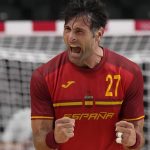 Antonio García Robledo celebra un gol de España con los puños apretados en el partido por el bronce ante Egipto en los Juegos de Tokio