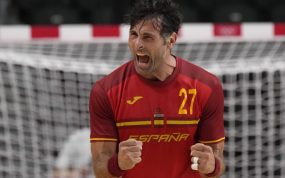 Antonio García Robledo celebra un gol de España con los puños apretados en el partido por el bronce ante Egipto en los Juegos de Tokio