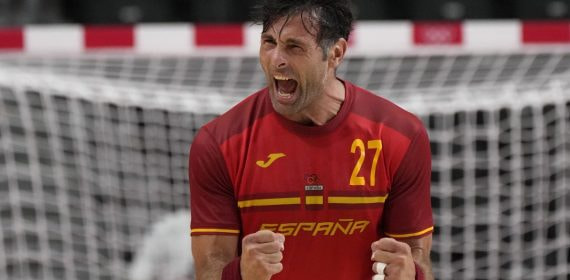Antonio García Robledo celebra un gol de España con los puños apretados en el partido por el bronce ante Egipto en los Juegos de Tokio