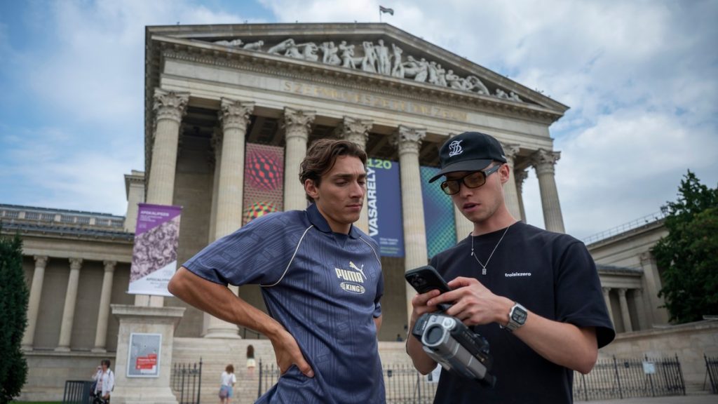 Armand Duplantis charla con un cámara frente al Museo de Bellas Artes, en la plaza de los Héroes de Budapest