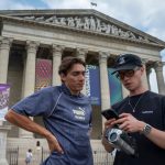 Armand Duplantis charla con un cámara frente al Museo de Bellas Artes, en la plaza de los Héroes de Budapest