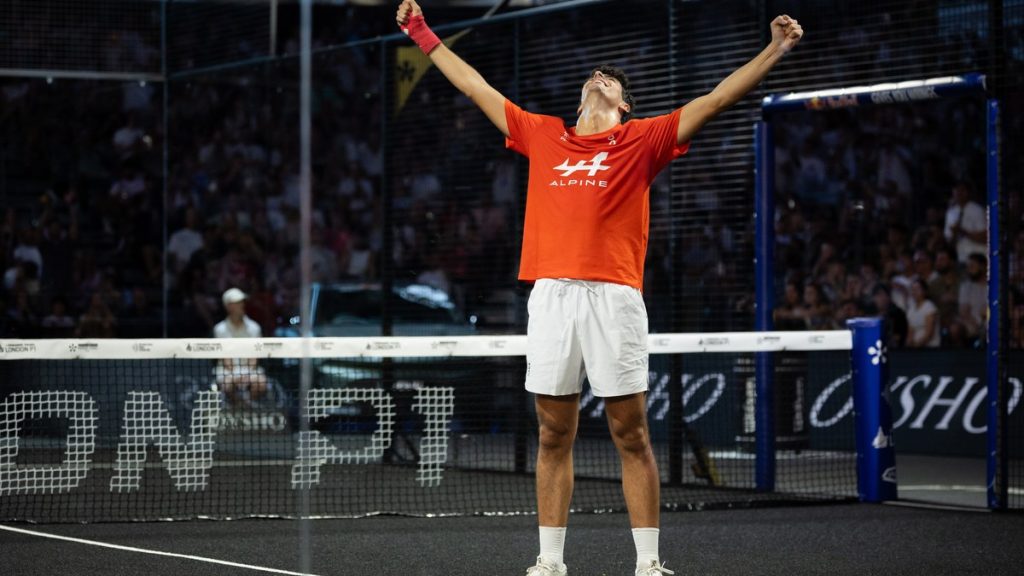 Arturo Coello levanta los brazos sobre la pista del Olympia tras ganar el P1 de Londres