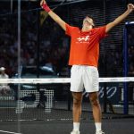 Arturo Coello levanta los brazos sobre la pista del Olympia tras ganar el P1 de Londres