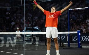 Arturo Coello levanta los brazos sobre la pista del Olympia tras ganar el P1 de Londres