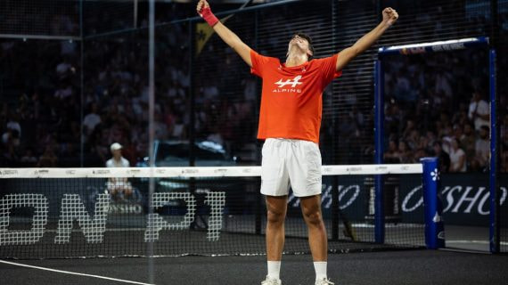 Arturo Coello levanta los brazos sobre la pista del Olympia tras ganar el P1 de Londres