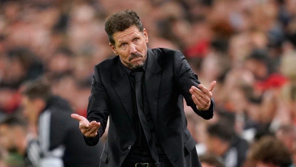 Diego Pablo Simeone da indicaciones a uno de sus futbolistas en el partido Liverpool - Atlético de Madrid de la Champions 2026/27.