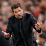 Diego Pablo Simeone da indicaciones a uno de sus futbolistas en el partido Liverpool - Atlético de Madrid de la Champions 2026/27.
