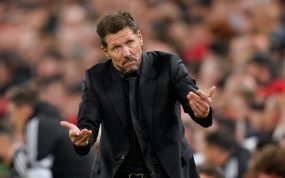 Diego Pablo Simeone da indicaciones a uno de sus futbolistas en el partido Liverpool - Atlético de Madrid de la Champions 2026/27.