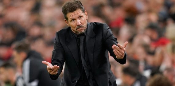 Diego Pablo Simeone da indicaciones a uno de sus futbolistas en el partido Liverpool - Atlético de Madrid de la Champions 2026/27.